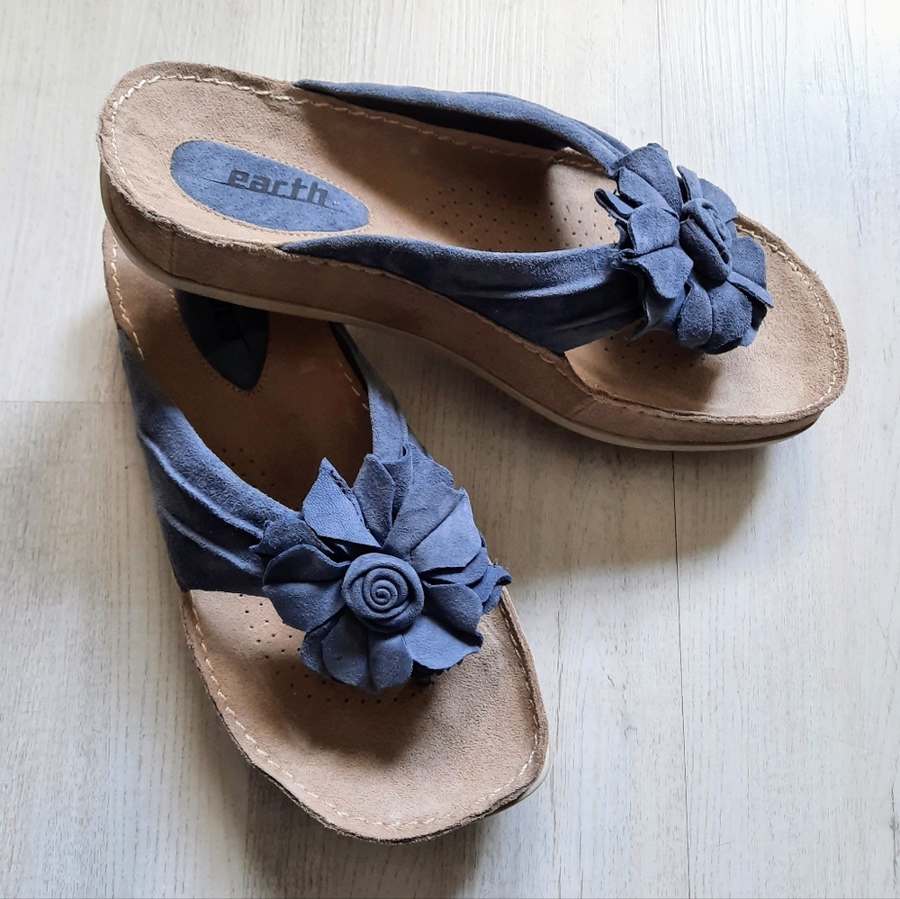 New Earth Kalso Seaport Blue Suede Leather Flower Slides Sandals Size 6.5